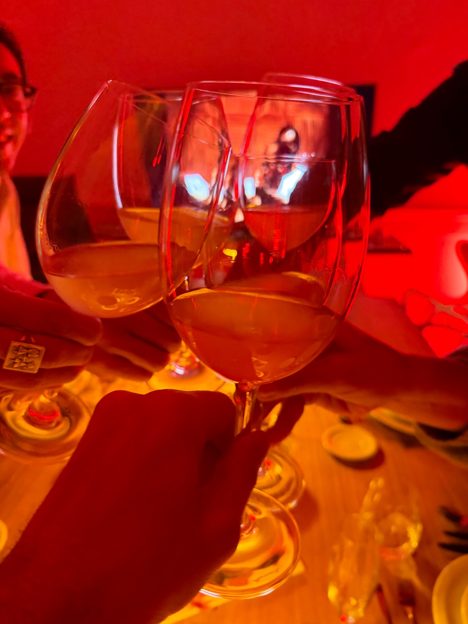 Copas de vino brindando en la cena degustación Dos Orillas en BADE