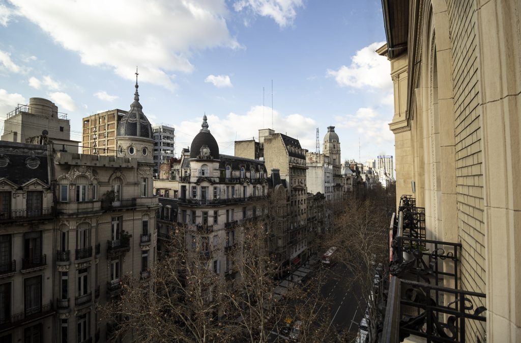 Fachada histórica del edificio La Inmobiliaria (1910) sobre Avenida de Mayo, sede de BADE