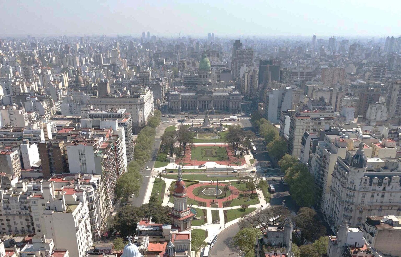 Vista aérea de la Plaza del Congreso y Avenida de Mayo, en el corazón patrimonial de Buenos Aires