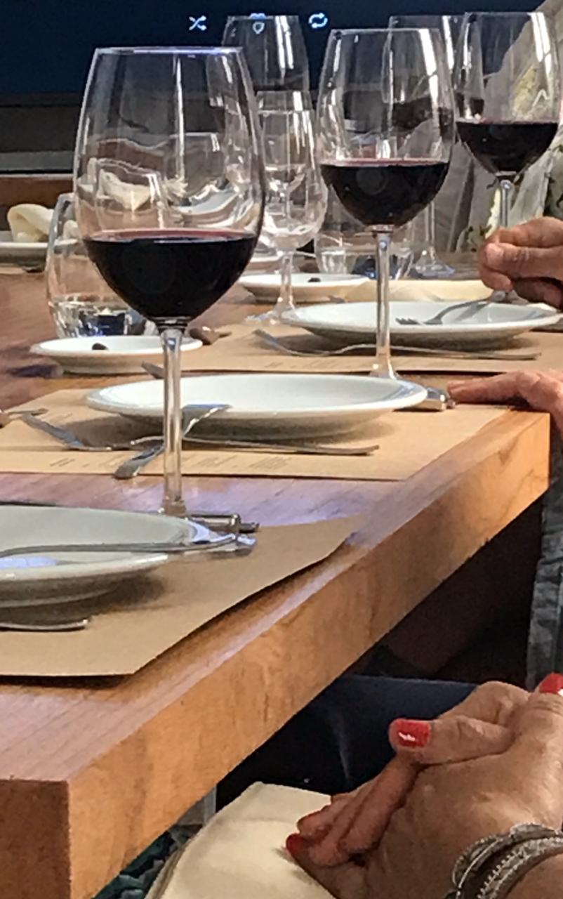 Mesa del workshop Vino y Diseño, cata guiada y orfebrería artesanal en BADE